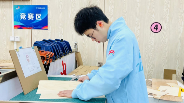 学校家具制作选手贾京在第47届世界技能大赛集中考核中夺冠（2）.png