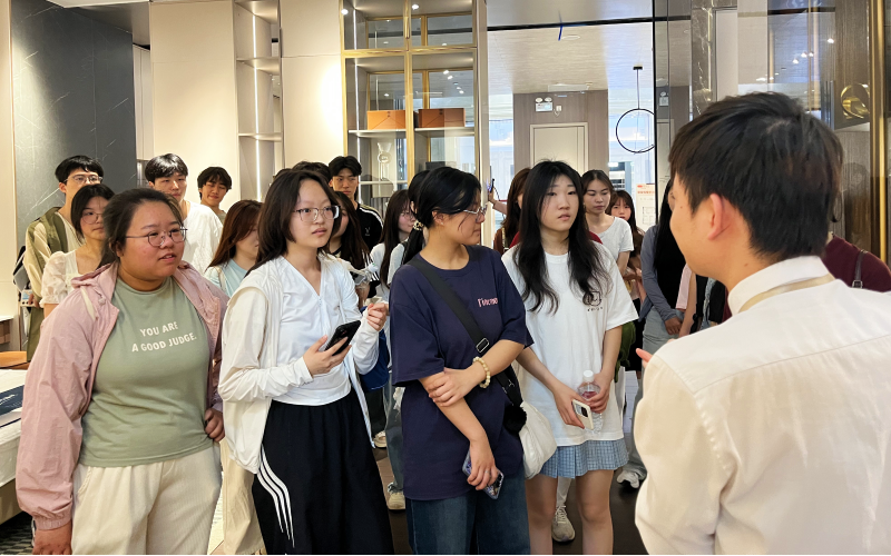 学院家具设计与制造专业五班开展实地调研活动照片（5）.png