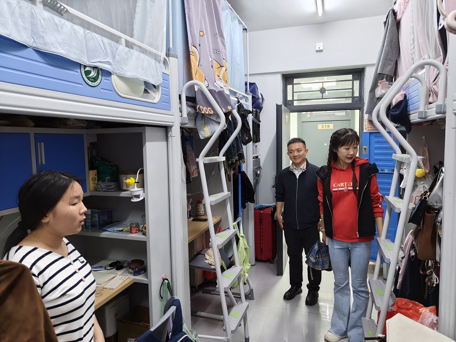 校领导深入人工智能学院学生宿舍走访调研1 - 副本.jpg