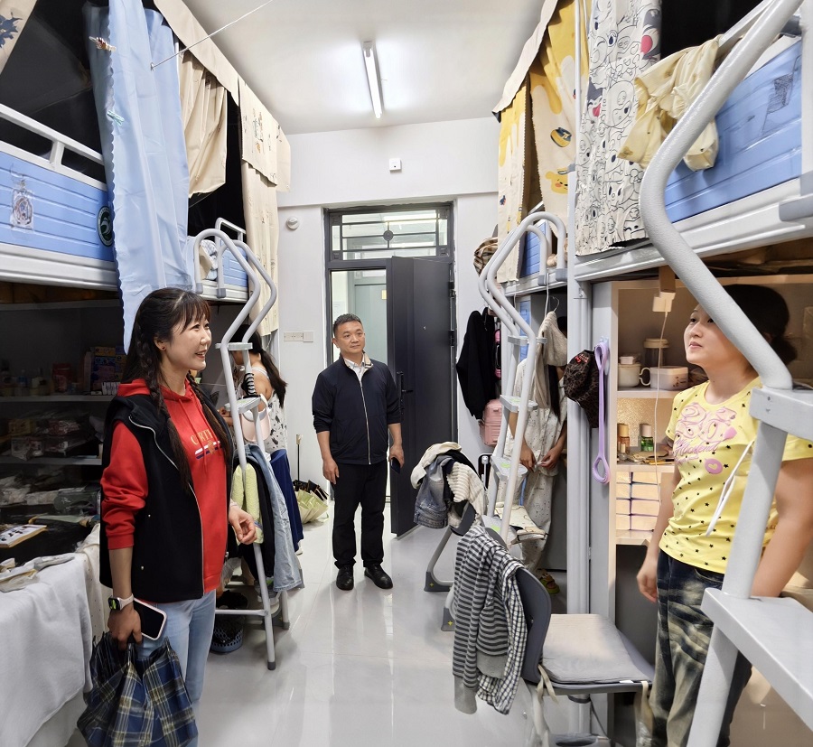 校领导深入人工智能学院学生宿舍走访调研3.jpg