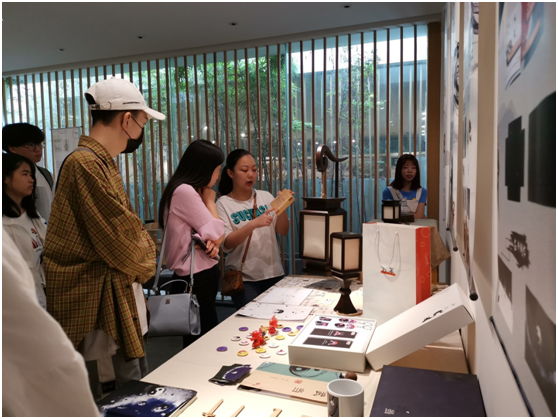 武职学生观展.png