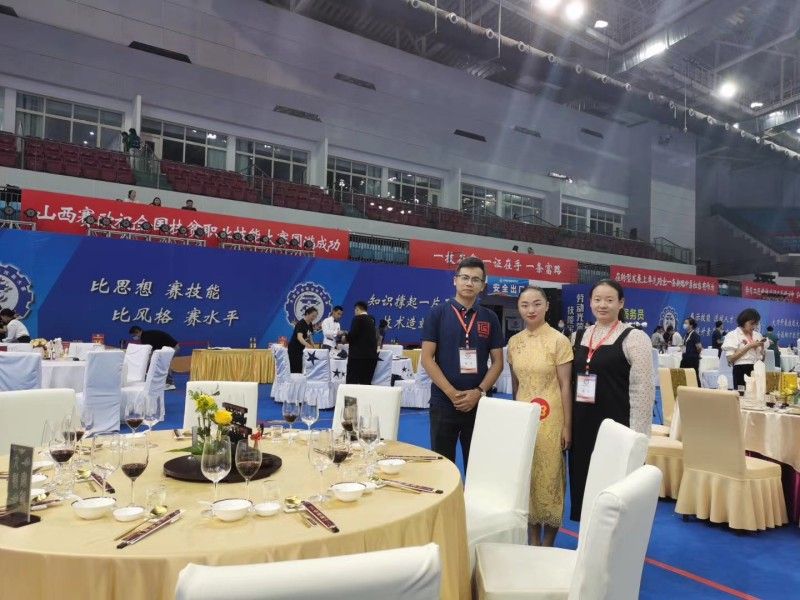 我校参加全国扶贫职业技能大赛国赛餐厅服务赛项选手和指导老师合影_副本.jpg
