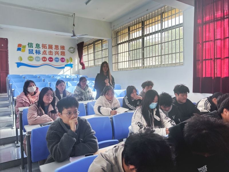 2023.11.16 召开学生座谈会 切实提高教学质量3_副本.jpg