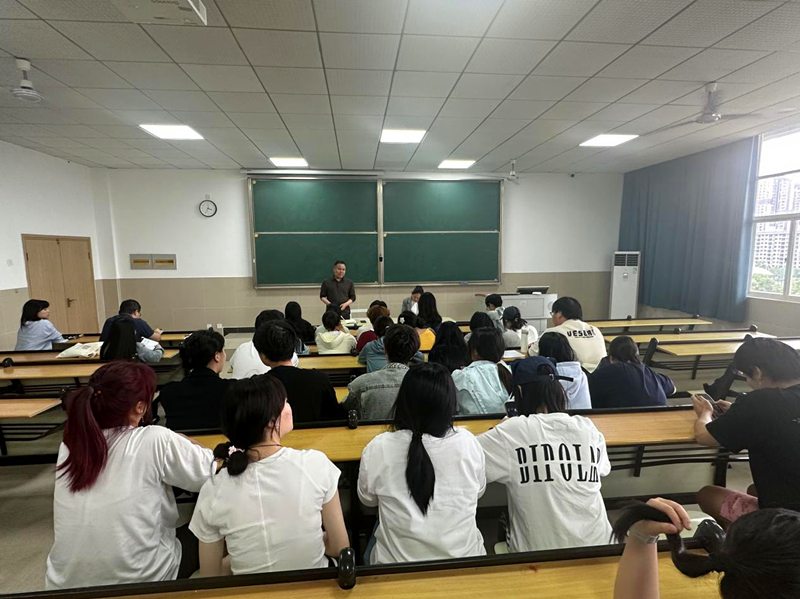 学生座谈会.png