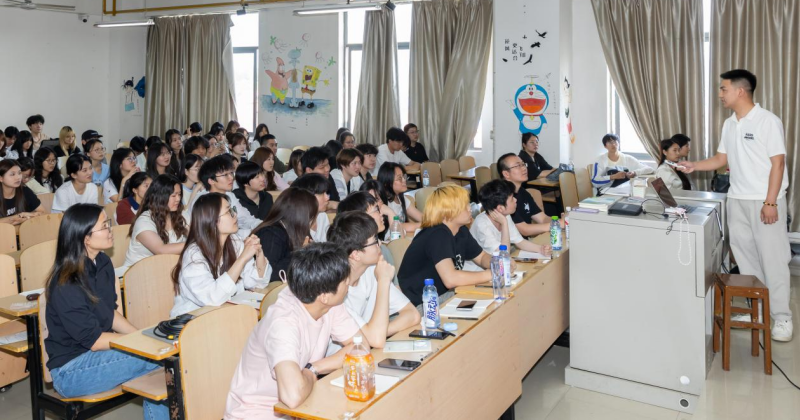 顾家家居携手艺术设计学院开展进班宣讲活动照片（2）.png