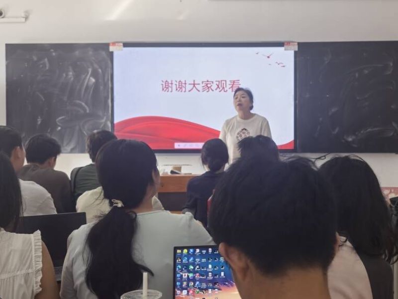 图5.辅导员黎老师在专本一班发表讲话_副本.jpg