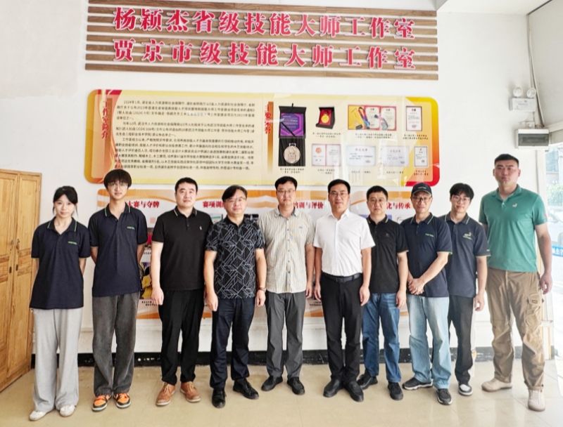 湖北工业大学工程技术学院来家具基地交流1.jpg