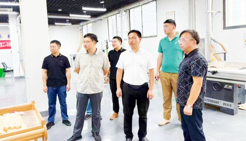 湖北工业大学工程技术学院来家具基地交流3.jpg