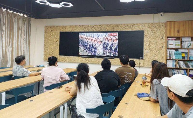 9.3 学院组织收看纪念抗战胜利80周年阅兵活动照片（1）.jpg