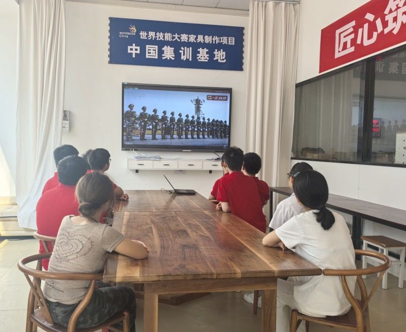 9.3 学院组织收看纪念抗战胜利80周年阅兵活动照片（3）.jpg