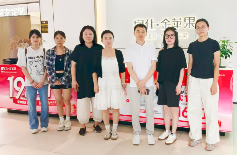 深化产教融合，共育匠心人才——家具设计与制造专业师生访企交流照片（1）.png