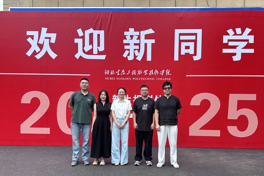 管理辅导员 褚祚晨 马誉凌 邓一诺 龙宇豪 王可民.jpg