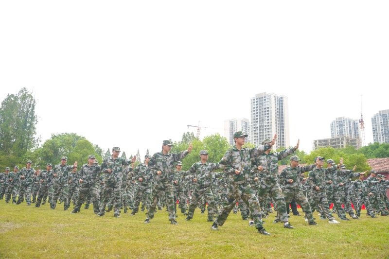 20250926中职开学典礼暨军训汇报表演14_副本.jpg