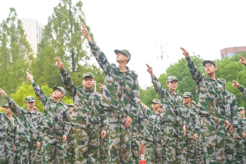 20250926中职开学典礼暨军训汇报表演22_副本.jpg