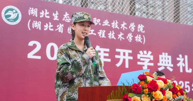 20250926中职开学典礼暨军训汇报表演37_副本.jpg